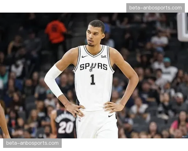 文班亚马盖帽3.2次指挥联防，马刺防守效率联盟榜首