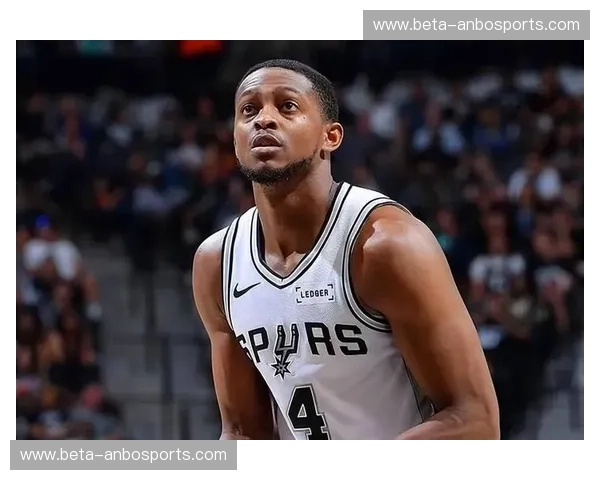 马刺团队进攻多点开花 八人得分上双击溃76人防线